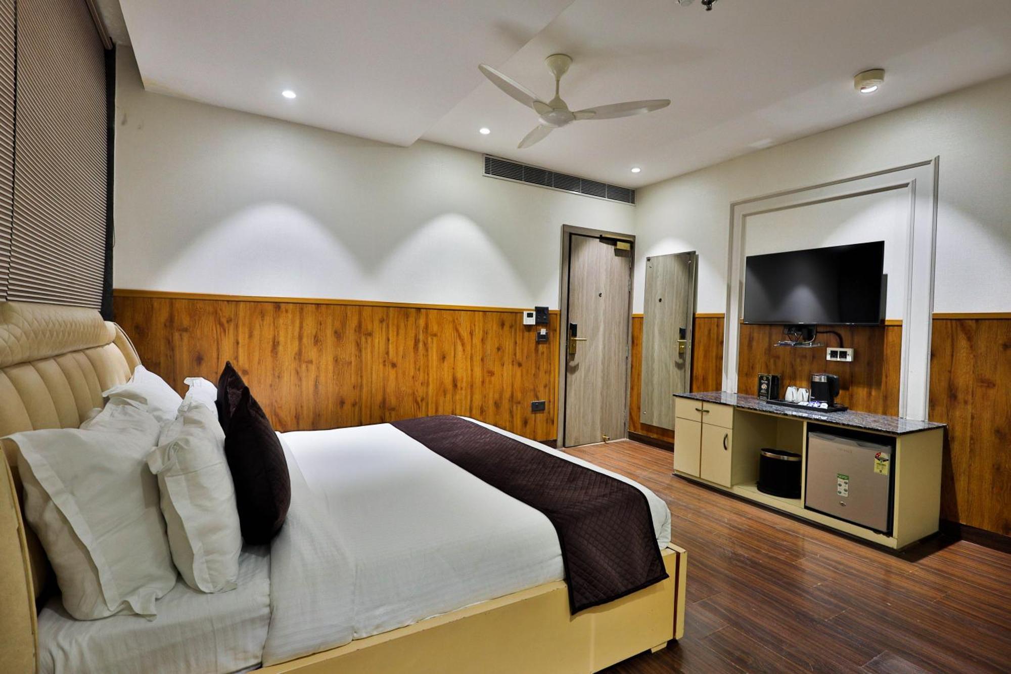 Clay Inn Hotels, Paschim Vihar Deli Exterior foto